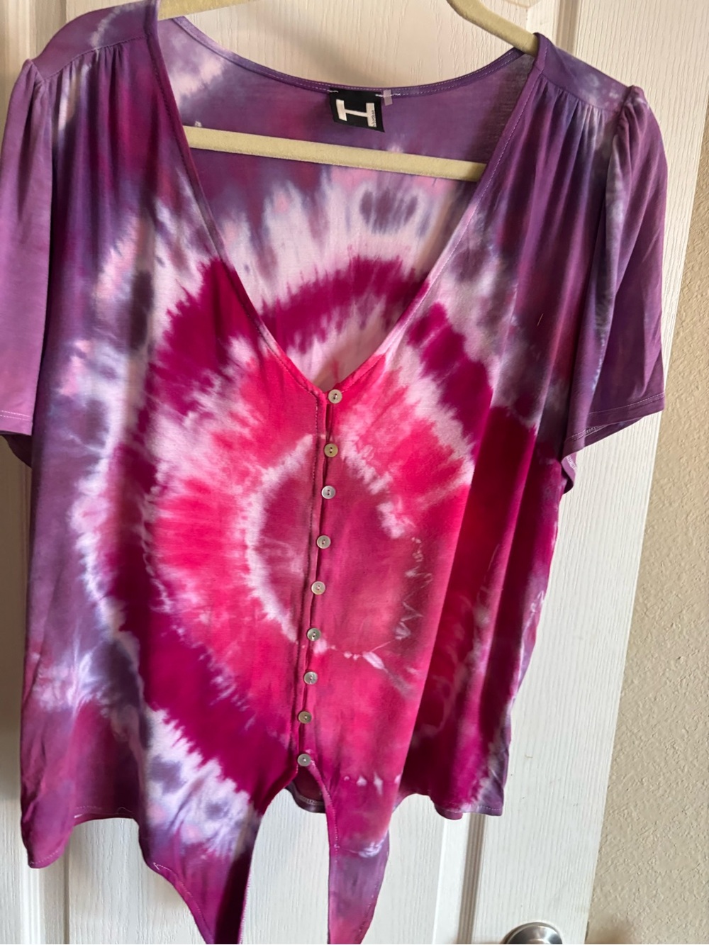Short-Sleeved Tie-Dye Button-Front Top w/ a Knot Tie Hem in Size XL in EUC